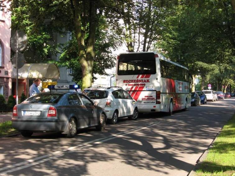 Ulica Sienkiewicza w Świnoujściu: Świadomie popełniają tutaj wykroczenie i liczą, że sie uda Ulica Sienkiewicza w Świnoujściu: Świadomie popełniają tutaj wykroczenie i liczą, że sie uda