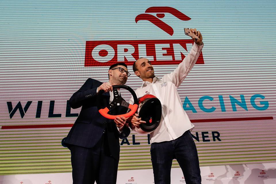 W czasie podpisywania kontraktu z PKN Orlen emocje były naprawdę duże. To trochę tak, jakbym dopiero debiutował w Formule 1 – powiedział Robert Kubica podczas konferencji prasowej w Warszawie, która oficjalnie zainaugurowała współpracę kierowcy teamu Williams z Polskim Koncernem Naftowym.
Fot. PKN Orlen W czasie podpisywania kontraktu z PKN Orlen emocje były naprawdę duże. To trochę tak, jakbym dopiero debiutował w Formule 1 – powiedział Robert Kubica podczas konferencji prasowej w Warszawie, która oficjalnie zainaugurowała współpracę kierowcy teamu Williams z Polskim Koncernem Naftowym.
Fot. PKN Orlen