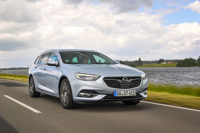 Zamówienia na Insignię Grand Sport i Sports Tourer są przyjmowane dopiero od połowy lutego, a pierwsze egzemplarze flagowego modelu dotarły do salonów sprzedaży pod koniec czerwca. Poziom zamówień przewyższa oczekiwania firmy.
Fot. Opel Zamówienia na Insignię Grand Sport i Sports Tourer są przyjmowane dopiero od połowy lutego, a pierwsze egzemplarze flagowego modelu dotarły do salonów sprzedaży pod koniec czerwca. Poziom zamówień przewyższa oczekiwania firmy.
Fot. Opel