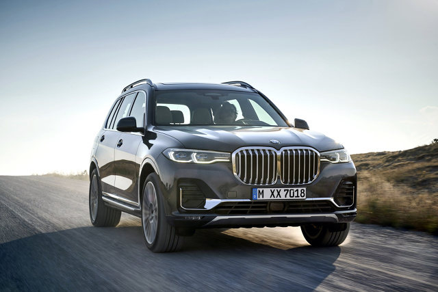 BMW X7
Oferta silników dostępna w chwili rozpoczęcia sprzedaży obejmuje 6-cylindrowy rzędowy silnik benzynowy o mocy 340 KMw BMW X7 xDrive40i (zużycie paliwa w cyklu mieszanym: 9,0 – 8,7 l/100 km; emisja CO2 w cyklu mieszanym: 205 – 198 g/km) i dwa 6-cylindrowe rzędowe silniki wysokoprężne o mocy 265 KM w BMW X7 xDrive30d (zużycie paliwa w cyklu mieszanym: 6,8 – 6,5 l/100 km; emisja CO2 w cyklu mieszanym: 178 – 171 g/km) oraz 400 KM w BMW X7 M50d (zużycie paliwa w cyklu mieszanym: 7,4 – 7,0 l/100 km; emisja CO2 w cyklu mieszanym: 193 – 185 g/km). Wszystkie wersje silnikowe spełniają wymogi normy emisji spalin Euro 6d-TEMP.
Fot. BMW BMW X7
Oferta silników dostępna w chwili rozpoczęcia sprzedaży obejmuje 6-cylindrowy rzędowy silnik benzynowy o mocy 340 KMw BMW X7 xDrive40i (zużycie paliwa w cyklu mieszanym: 9,0 – 8,7 l/100 km; emisja CO2 w cyklu mieszanym: 205 – 198 g/km) i dwa 6-cylindrowe rzędowe silniki wysokoprężne o mocy 265 KM w BMW X7 xDrive30d (zużycie paliwa w cyklu mieszanym: 6,8 – 6,5 l/100 km; emisja CO2 w cyklu mieszanym: 178 – 171 g/km) oraz 400 KM w BMW X7 M50d (zużycie paliwa w cyklu mieszanym: 7,4 – 7,0 l/100 km; emisja CO2 w cyklu mieszanym: 193 – 185 g/km). Wszystkie wersje silnikowe spełniają wymogi normy emisji spalin Euro 6d-TEMP.
Fot. BMW
