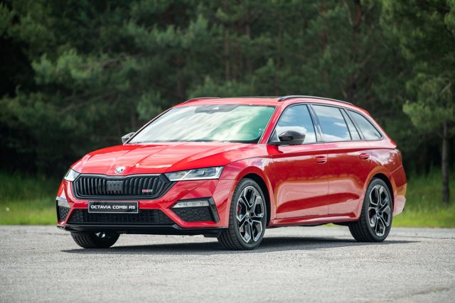 Skoda Octavia RS
Odmiana Skody Octavii RS z silnikiem wysokoprężnym ma najmocniejszy wysokoprężny silnik w historii tego model. To dwulitrowy turbodiesel o mocy 200 KM i maksymalny momencie obrotowym 400 Nm. Sprint do 100 km/h trwa 6,8 sekundy, a prędkość maksymalna to 243 km/h.
Fot. Skoda
Skoda Octavia RS
Odmiana Skody Octavii RS z silnikiem wysokoprężnym ma najmocniejszy wysokoprężny silnik w historii tego model. To dwulitrowy turbodiesel o mocy 200 KM i maksymalny momencie obrotowym 400 Nm. Sprint do 100 km/h trwa 6,8 sekundy, a prędkość maksymalna to 243 km/h.
Fot. Skoda
