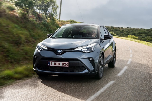 Toyota C-HR
Do gamy napędów dołącza układ 2.0 Hybrid Dynamic Force o mocy 184 KM, który rozpędza crossovera od 0 do 100 km/h w 8,2 s. Jednocześnie w ofercie pozostaje napęd hybrydowy 1.8 o mocy 122 KM – tym samym Toyota C-HR to drugi po nowej Corolli model, w którym marka realizuje strategię oferowania na europejskim rynku dwóch napędów hybrydowych do wyboru. Do gamy Toyoty C-HR należy także 116-konny, benzynowy silnik 1.2 Turbo. Doładowana jednostka współpracuje z 6-biegową manualną skrzynią biegów lub bezstopniową przekładnią Multidrive S, która może przenosić napęd na przednie koła lub na obie osie.
Fot. Toyota Toyota C-HR
Do gamy napędów dołącza układ 2.0 Hybrid Dynamic Force o mocy 184 KM, który rozpędza crossovera od 0 do 100 km/h w 8,2 s. Jednocześnie w ofercie pozostaje napęd hybrydowy 1.8 o mocy 122 KM – tym samym Toyota C-HR to drugi po nowej Corolli model, w którym marka realizuje strategię oferowania na europejskim rynku dwóch napędów hybrydowych do wyboru. Do gamy Toyoty C-HR należy także 116-konny, benzynowy silnik 1.2 Turbo. Doładowana jednostka współpracuje z 6-biegową manualną skrzynią biegów lub bezstopniową przekładnią Multidrive S, która może przenosić napęd na przednie koła lub na obie osie.
Fot. Toyota