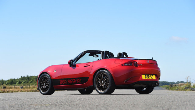 Mazda MX-5
Tuner skupił się głównie na aspektach technicznych auta, a wygląd pozostawił bez zmian. Standardowo dwulitrowa jednostka benzynowa oferuje 158 KM mocy. Po modyfikacjach udało się z niej wykrzesać 214 KM, natomiast moment obrotowy wynosi 244 Nm.
Fot. BBR Mazda MX-5
Tuner skupił się głównie na aspektach technicznych auta, a wygląd pozostawił bez zmian. Standardowo dwulitrowa jednostka benzynowa oferuje 158 KM mocy. Po modyfikacjach udało się z niej wykrzesać 214 KM, natomiast moment obrotowy wynosi 244 Nm.
Fot. BBR