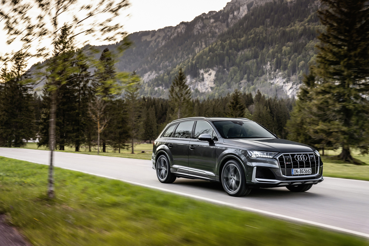 Marka z czterema pierścieniami w logo odpowiada w ten sposób na światowe trendy montowania sportowych jednostek benzynowych o wysokiej wydajności w samochodach segmentu SUV. W Audi SQ7 i SQ8 znaleźć można szereg zaawansowanych technicznie podzespołów zawieszenia, a także nowe funkcje connectivity i systemy wsparcia kierowcy.
Fot. Audi Marka z czterema pierścieniami w logo odpowiada w ten sposób na światowe trendy montowania sportowych jednostek benzynowych o wysokiej wydajności w samochodach segmentu SUV. W Audi SQ7 i SQ8 znaleźć można szereg zaawansowanych technicznie podzespołów zawieszenia, a także nowe funkcje connectivity i systemy wsparcia kierowcy.
Fot. Audi