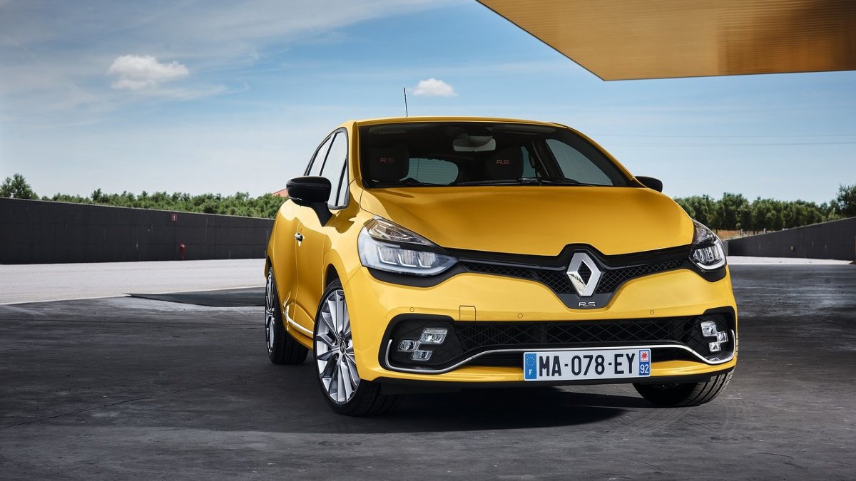 Renault Clio RS
Nabywcy mają do wyboru trzy opcje zawieszenia do wyboru. Oprócz standardowego można wybierać pomiędzy usztywnionym wydaniem Cup lub ekstremalnym Trophy (obniżone o 20 mm z przodu i 10 mm z tyłu).
Fot. Renault Renault Clio RS
Nabywcy mają do wyboru trzy opcje zawieszenia do wyboru. Oprócz standardowego można wybierać pomiędzy usztywnionym wydaniem Cup lub ekstremalnym Trophy (obniżone o 20 mm z przodu i 10 mm z tyłu).
Fot. Renault