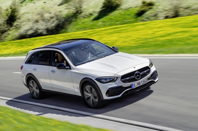Mercedes Klasy C All-Terrain
Dla tych, którzy uważają, że konwencjonalne kombi nie nadają się do jazdy w terenie, a SUV-y są zbyt „podniesione”, Mercedes-Benz oferuje teraz wszechstronną alternatywę w segmencie Klasy C: Klasę C All-Terrain. Po wprowadzeniu wiosną 2017 r. udanej koncepcji All-Terrain jako Klasy E, nowa Klasa C jest drugim takim kombi.
Fot. Mercedes-Benz Mercedes Klasy C All-Terrain
Dla tych, którzy uważają, że konwencjonalne kombi nie nadają się do jazdy w terenie, a SUV-y są zbyt „podniesione”, Mercedes-Benz oferuje teraz wszechstronną alternatywę w segmencie Klasy C: Klasę C All-Terrain. Po wprowadzeniu wiosną 2017 r. udanej koncepcji All-Terrain jako Klasy E, nowa Klasa C jest drugim takim kombi.
Fot. Mercedes-Benz