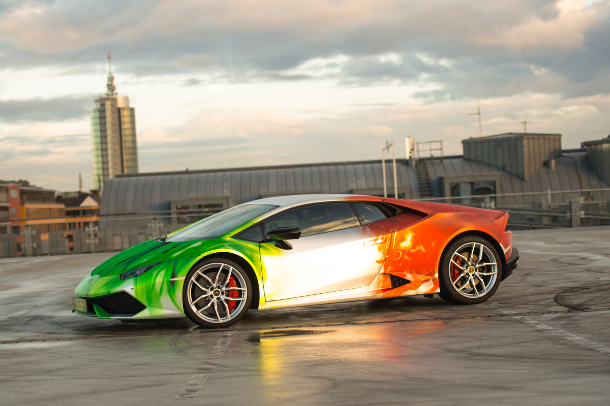 Lamborghini Huracan LP 610-4
Niemiecka firma Print Tech z Monachium podjęła próbę zmodyfikowania Lamborghini Huracan LP 610-4. Na efektowne nadwozie trafiła folia z kolorami układającymi się w motyw włoskiej flagi. Za sprawą różnych odcieni i płynnych przejść między nimi okleina w udany sposób imituje grafikę wykonaną aerografem.
Fot. Print Tech GmbH Lamborghini Huracan LP 610-4
Niemiecka firma Print Tech z Monachium podjęła próbę zmodyfikowania Lamborghini Huracan LP 610-4. Na efektowne nadwozie trafiła folia z kolorami układającymi się w motyw włoskiej flagi. Za sprawą różnych odcieni i płynnych przejść między nimi okleina w udany sposób imituje grafikę wykonaną aerografem.
Fot. Print Tech GmbH