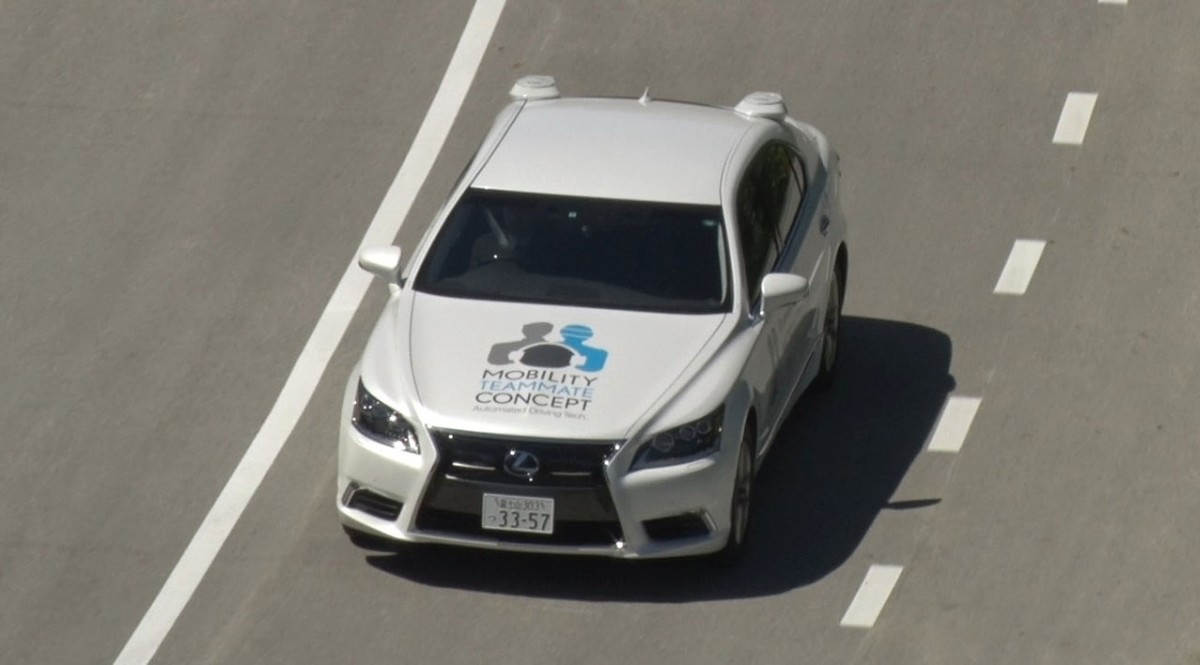 Lexus LS 600h L
Celem Urban Teammate jest automatyczne prowadzenie pojazdu w znacznie trudniejszym środowisku – na zwykłych drogach i w terenie zabudowanym. Wymaga to precyzyjnej obserwacji otoczenia i wykrywania wszelkich przeszkód, łącznie z rowerami i przechodniami. W tym celu system wyposażono nie tylko w GPS i kamery, ale i zaawansowane czujniki takie jak wysokorozdzielczy czujnik laserowy – lidar SPAD oparty na jednofotonowych fotodiodach lawinowych.
Fot. Lexus Lexus LS 600h L
Celem Urban Teammate jest automatyczne prowadzenie pojazdu w znacznie trudniejszym środowisku – na zwykłych drogach i w terenie zabudowanym. Wymaga to precyzyjnej obserwacji otoczenia i wykrywania wszelkich przeszkód, łącznie z rowerami i przechodniami. W tym celu system wyposażono nie tylko w GPS i kamery, ale i zaawansowane czujniki takie jak wysokorozdzielczy czujnik laserowy – lidar SPAD oparty na jednofotonowych fotodiodach lawinowych.
Fot. Lexus