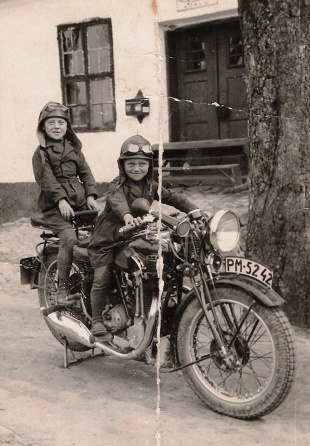 Jurek i Henio Miłkowie na motocyklu BSA 500 W32, model 1932. BSA - to skrót nazwy Birmingham Small Arms, bo u zarania swego istnienia firma produkowała broń strzelecką. Fot. Ze zbiorów Krzysztofa Kowalkowskiego 