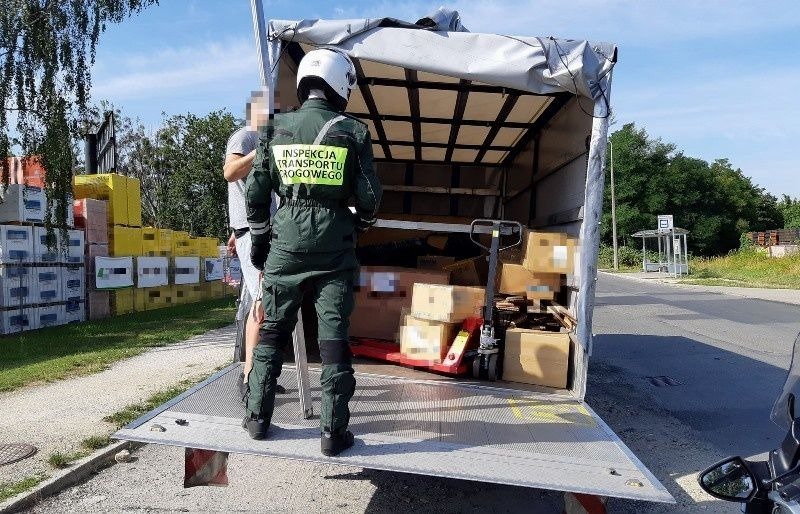 Przechylony na jedną stronę samochód dostawczy zatrzymał patrol motocyklowy dolnośląskiej Inspekcji Transportu Drogowego. Ładunek nie był w ogóle zabezpieczony i przemieścił się podczas jazdy. Okazało się również, że auto z towarem ważyło o 1,5 tony za dużo.
Fot. GITD Przechylony na jedną stronę samochód dostawczy zatrzymał patrol motocyklowy dolnośląskiej Inspekcji Transportu Drogowego. Ładunek nie był w ogóle zabezpieczony i przemieścił się podczas jazdy. Okazało się również, że auto z towarem ważyło o 1,5 tony za dużo.
Fot. GITD