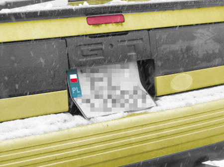 Fot. Express Ilustrowany: Kto ma auto z niestandardowych rozmiarów miejscem na tablicę, może mieć rejestrację albo nieładną (jak na zdjęciu) albo... nielegalną. Fot. Express Ilustrowany: Kto ma auto z niestandardowych rozmiarów miejscem na tablicę, może mieć rejestrację albo nieładną (jak na zdjęciu) albo... nielegalną.