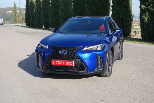 Lexus UX
Nie powinno być dla nikogo zaskoczeniem, że nowego Lexusa UX nie produkuje się z silnikiem wysokoprężnym. Do napędu przewidziano przede wszystkim nowy (czwarta generacja) zespół hybrydowy (model 250h) składający się z nowego, dwulitrowego silnika benzynowego i elektrycznego, albo jak w przypadku napędu na wszystkie koła (E – Four) dwóch silników elektrycznych. Łączna moc tego napędu to 184 KM. W jego skład wchodzą również nowa hybrydowa skrzynia biegów, akumulator trakcyjny i nowa jednostka kontroli mocy.
Fot. Ryszard M. Perczak Lexus UX
Nie powinno być dla nikogo zaskoczeniem, że nowego Lexusa UX nie produkuje się z silnikiem wysokoprężnym. Do napędu przewidziano przede wszystkim nowy (czwarta generacja) zespół hybrydowy (model 250h) składający się z nowego, dwulitrowego silnika benzynowego i elektrycznego, albo jak w przypadku napędu na wszystkie koła (E – Four) dwóch silników elektrycznych. Łączna moc tego napędu to 184 KM. W jego skład wchodzą również nowa hybrydowa skrzynia biegów, akumulator trakcyjny i nowa jednostka kontroli mocy.
Fot. Ryszard M. Perczak