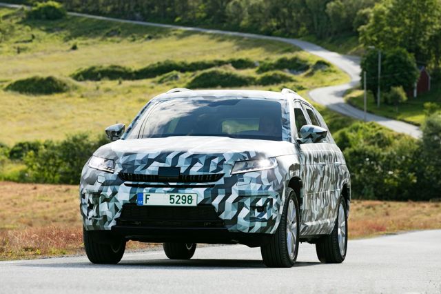 Skoda Kodiaq
Gdy Skoda Kodiaq zadebiutuje na rynku na początku 2017 roku, będzie dostępna z pięcioma wariantami silnikowymi: dwoma jednostkami wysokoprężnymi TDI i trzema benzynowymi TSI. Najmocniejszy wariant benzynowy to 2.0 TSI o mocy 180 KM.
Fot. Skoda Skoda Kodiaq
Gdy Skoda Kodiaq zadebiutuje na rynku na początku 2017 roku, będzie dostępna z pięcioma wariantami silnikowymi: dwoma jednostkami wysokoprężnymi TDI i trzema benzynowymi TSI. Najmocniejszy wariant benzynowy to 2.0 TSI o mocy 180 KM.
Fot. Skoda