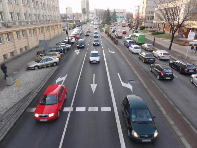 Kierowcy częściej przekraczają dozwoloną prędkość w miastach niż poza nimi Kierowcy częściej przekraczają dozwoloną prędkość w miastach niż poza nimi