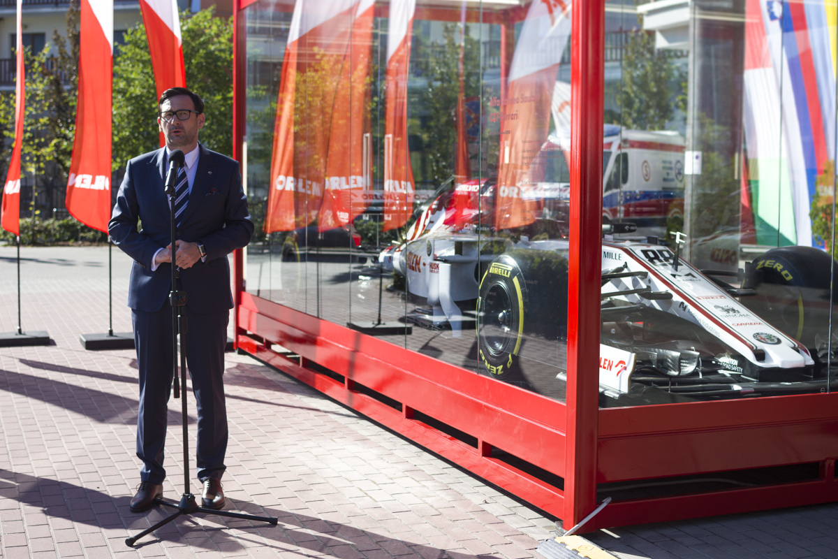 Cztery miesiące, dziewięć lokalizacji, siedem województw – bolid Alfa Romeo Racing ORLEN rusza w jesienną podróż po Polsce. Trasę otworzyło Forum Ekonomiczne w Karpaczu, a do końca roku kibice Formuły 1 będą mogli go zobaczyć na stacjach paliw oraz m.in. w płockiej siedzibie PKN ORLEN i warszawskim Centrum Olimpijskim.
Fot. Ewa Gil Cztery miesiące, dziewięć lokalizacji, siedem województw – bolid Alfa Romeo Racing ORLEN rusza w jesienną podróż po Polsce. Trasę otworzyło Forum Ekonomiczne w Karpaczu, a do końca roku kibice Formuły 1 będą mogli go zobaczyć na stacjach paliw oraz m.in. w płockiej siedzibie PKN ORLEN i warszawskim Centrum Olimpijskim.
Fot. Ewa Gil