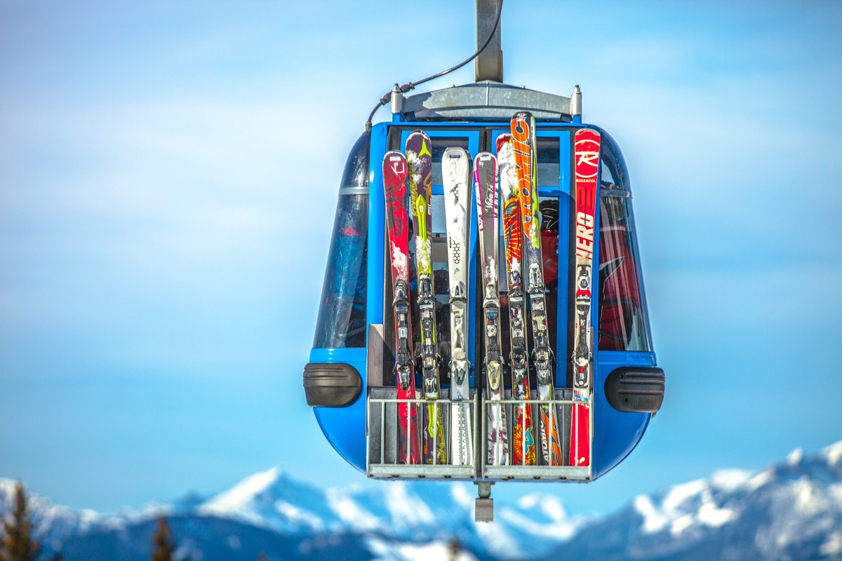 Spakowanie całej rodziny na tygodniowy wypoczynek to nie lada wyzwanie. Zwłaszcza, jeżeli mówimy o wyjeździe na narty lub snowboard. Ubrania zajmują dużo miejsca, dochodzi sprzęt i to, co zapewni nam rozrywkę podczas długich zimowych wieczorów. Kosmetyczka powinna być apteczką, a pominięcie bielizny termicznej może skończyć się odmrożeniem. Co więc musimy wziąć i jak pomieścić to w przeciętnej wielkości samochodzie osobowym?
Fot. materiał partnera zewnętrznego Spakowanie całej rodziny na tygodniowy wypoczynek to nie lada wyzwanie. Zwłaszcza, jeżeli mówimy o wyjeździe na narty lub snowboard. Ubrania zajmują dużo miejsca, dochodzi sprzęt i to, co zapewni nam rozrywkę podczas długich zimowych wieczorów. Kosmetyczka powinna być apteczką, a pominięcie bielizny termicznej może skończyć się odmrożeniem. Co więc musimy wziąć i jak pomieścić to w przeciętnej wielkości samochodzie osobowym?
Fot. materiał partnera zewnętrznego