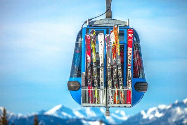Spakowanie całej rodziny na tygodniowy wypoczynek to nie lada wyzwanie. Zwłaszcza, jeżeli mówimy o wyjeździe na narty lub snowboard. Ubrania zajmują dużo miejsca, dochodzi sprzęt i to, co zapewni nam rozrywkę podczas długich zimowych wieczorów. Kosmetyczka powinna być apteczką, a pominięcie bielizny termicznej może skończyć się odmrożeniem. Co więc musimy wziąć i jak pomieścić to w przeciętnej wielkości samochodzie osobowym?
Fot. materiał partnera zewnętrznego Spakowanie całej rodziny na tygodniowy wypoczynek to nie lada wyzwanie. Zwłaszcza, jeżeli mówimy o wyjeździe na narty lub snowboard. Ubrania zajmują dużo miejsca, dochodzi sprzęt i to, co zapewni nam rozrywkę podczas długich zimowych wieczorów. Kosmetyczka powinna być apteczką, a pominięcie bielizny termicznej może skończyć się odmrożeniem. Co więc musimy wziąć i jak pomieścić to w przeciętnej wielkości samochodzie osobowym?
Fot. materiał partnera zewnętrznego