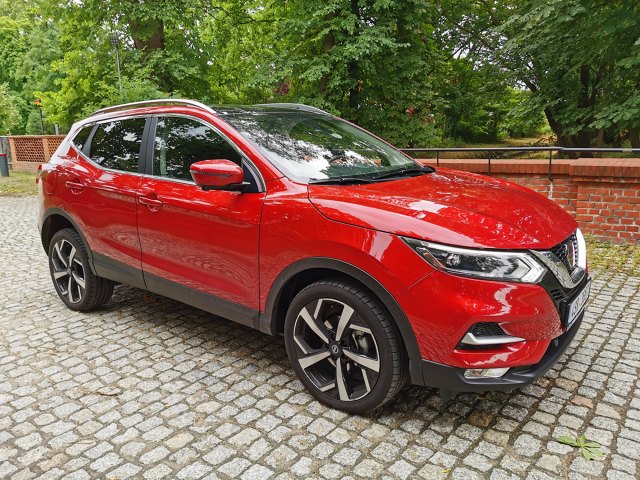 Nissan Qashqai to bardzo ważny samochód w gamie japońskiego producenta. Model był pionierem w klasie samochodów crossover. Producent zaryzykował nową bryłą nadwozia i zgarnął pełną pulę. Przez pierwsze 10 lat produkcji z fabryk wyjechało ponad 3 miliony egzemplarzy, a sprzedaż i wolumen produkcji wciąż rośnie. Choć inni producenci już dawno poszli w ślady Nissana, zapewniając mu silną konkurencję, model nadal cieszy się doskonałą sprzedażą w Europie, w tym w Polsce, utrzymując pozycję bestsellera marki.
Fot. Jacek Wasilewski Nissan Qashqai to bardzo ważny samochód w gamie japońskiego producenta. Model był pionierem w klasie samochodów crossover. Producent zaryzykował nową bryłą nadwozia i zgarnął pełną pulę. Przez pierwsze 10 lat produkcji z fabryk wyjechało ponad 3 miliony egzemplarzy, a sprzedaż i wolumen produkcji wciąż rośnie. Choć inni producenci już dawno poszli w ślady Nissana, zapewniając mu silną konkurencję, model nadal cieszy się doskonałą sprzedażą w Europie, w tym w Polsce, utrzymując pozycję bestsellera marki.
Fot. Jacek Wasilewski