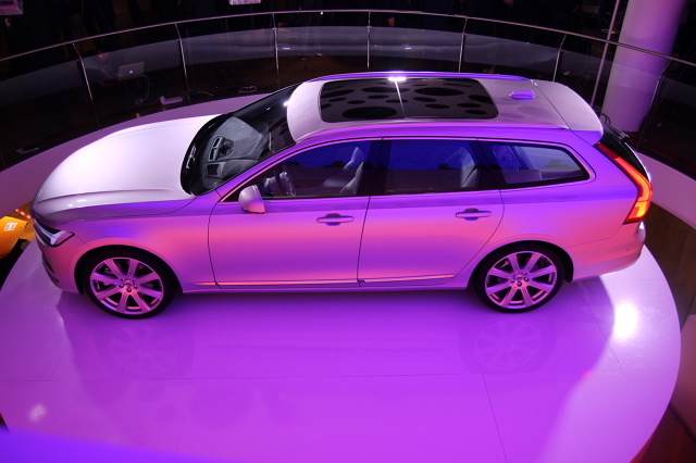 Volvo V90
Volvo V90 oferowane jest w czterech wersjach wyposażenia: Kinetic, Momentum, Inscription i R Design. W podstawowym wariancie znajdziemy m.in. aktywny tempomat i stsem rozpoznawania znaków drogowych. Należy podkreślić, że wersja Kinetic i R Design będą oferowane od połowy listopada. W tym czasie do sprzedaży trafi także hybryda.
Fot. Motofakty.pl Volvo V90
Volvo V90 oferowane jest w czterech wersjach wyposażenia: Kinetic, Momentum, Inscription i R Design. W podstawowym wariancie znajdziemy m.in. aktywny tempomat i stsem rozpoznawania znaków drogowych. Należy podkreślić, że wersja Kinetic i R Design będą oferowane od połowy listopada. W tym czasie do sprzedaży trafi także hybryda.
Fot. Motofakty.pl