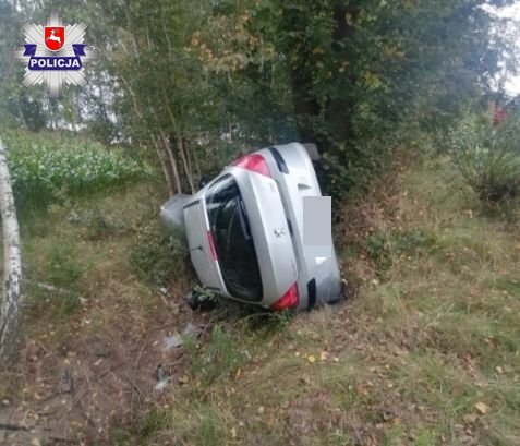 Do nietypowego zdarzenia doszło na trasie Żuków – Krasówka w gminie Włodawa. 23-letnia kobieta podróżując autem marki Peugeot straciła panowanie nad pojazdem i wypadła z drogi. Nie byłoby nic nadzwyczajnego w tym zdarzeniu gdyby nie to, że kobieta straciła panowanie nad kierownicą, ponieważ rozkojarzyła ją … mucha, która wleciała prze otwartą szybę do auta.
Fot. Policja Do nietypowego zdarzenia doszło na trasie Żuków – Krasówka w gminie Włodawa. 23-letnia kobieta podróżując autem marki Peugeot straciła panowanie nad pojazdem i wypadła z drogi. Nie byłoby nic nadzwyczajnego w tym zdarzeniu gdyby nie to, że kobieta straciła panowanie nad kierownicą, ponieważ rozkojarzyła ją … mucha, która wleciała prze otwartą szybę do auta.
Fot. Policja