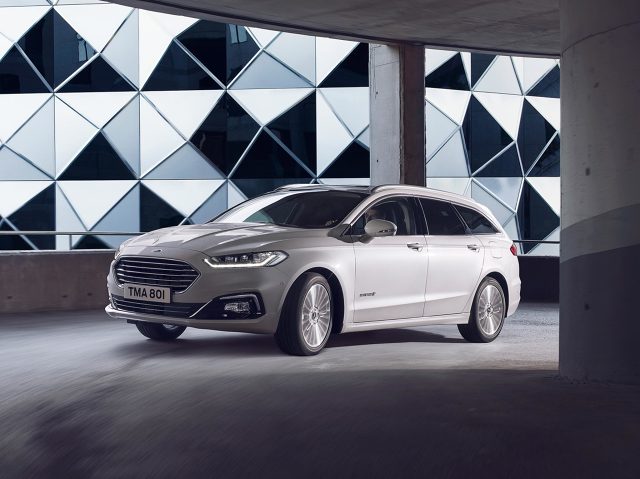 Ford Mondeo Hybrid Kombi
Zarówno w wersji kombi, jak w czterodrzwiowej, Ford Mondeo Hybrid dysponujący systemem rekuperacji energii, może poruszać się w trybie preferującym napęd elektryczny, oferując bezgłośną pracę i sprawność, szczególnie w mieście, gdy ruch uliczny wymusza częste zatrzymywanie się.
Fot. Ford Ford Mondeo Hybrid Kombi
Zarówno w wersji kombi, jak w czterodrzwiowej, Ford Mondeo Hybrid dysponujący systemem rekuperacji energii, może poruszać się w trybie preferującym napęd elektryczny, oferując bezgłośną pracę i sprawność, szczególnie w mieście, gdy ruch uliczny wymusza częste zatrzymywanie się.
Fot. Ford