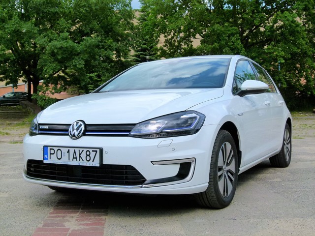 Volkswagen e-Golf - test
Samochody z napędem elektrycznym to wciąż na świecie egzotyka, choć takie są już produkowane przez duże koncerny. Przykładem jest Volkswagen, który w typową konstrukcję Golfa wmontował kompletny układ napędowy zasilany prądem elektrycznym.
fot. Ryszard M. Perczak Volkswagen e-Golf - test
Samochody z napędem elektrycznym to wciąż na świecie egzotyka, choć takie są już produkowane przez duże koncerny. Przykładem jest Volkswagen, który w typową konstrukcję Golfa wmontował kompletny układ napędowy zasilany prądem elektrycznym.
fot. Ryszard M. Perczak