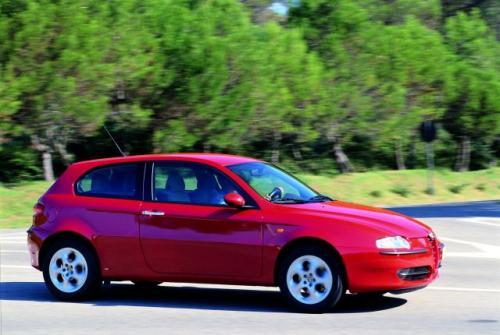 Fot. Alfa Romeo: Alfa Romeo 147 przed face liftingiem ma charyzmę, ale też opinię auta z wieloma niedoróbkami. Fot. Alfa Romeo: Alfa Romeo 147 przed face liftingiem ma charyzmę, ale też opinię auta z wieloma niedoróbkami.