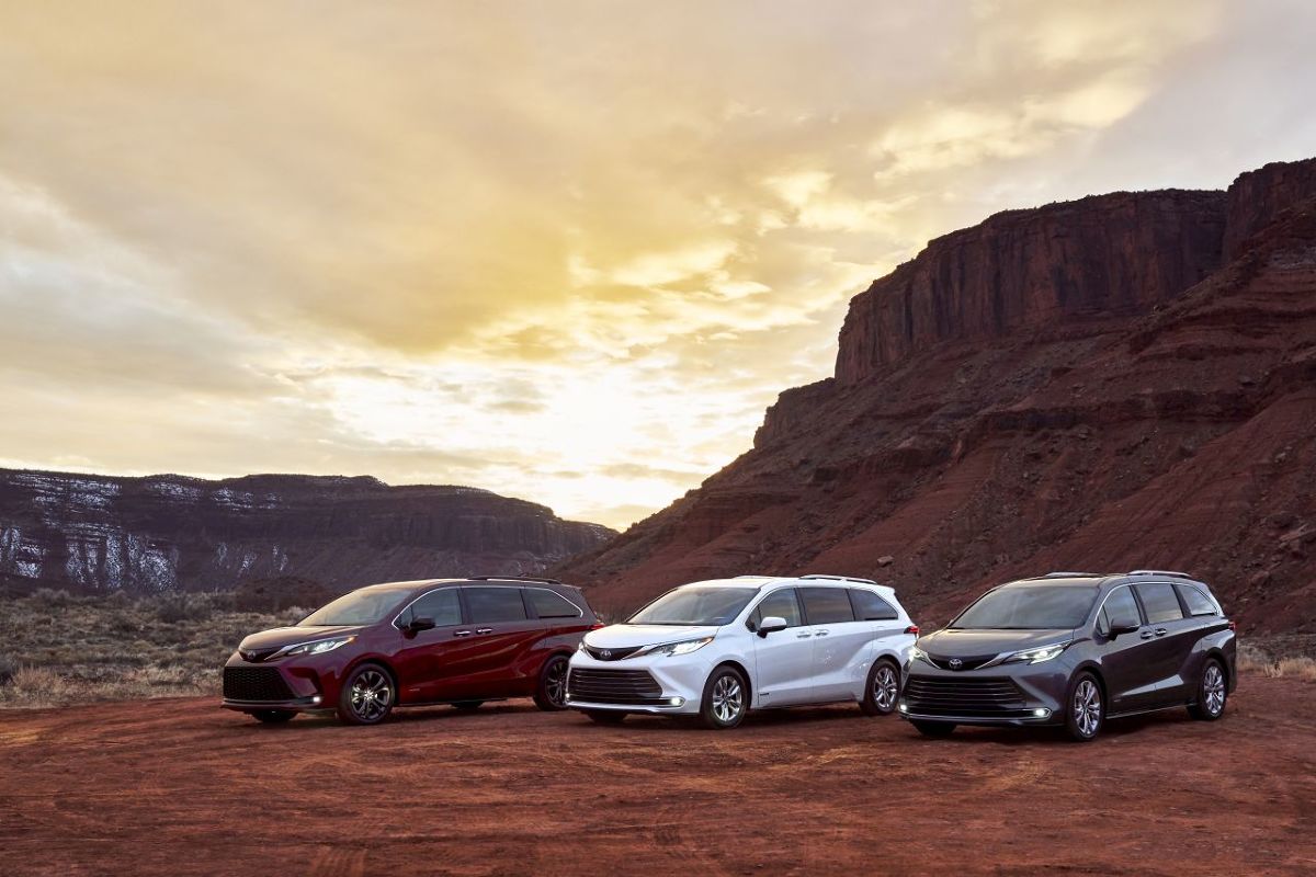 Toyota Sienna
Nowa Sienna została zaprojektowana przez Calty Design, czyli amerykańskie studio designu Toyoty, na platformie TNGA-K, czyli tej samej co RAV4 oraz Camry. Jest napędzana układem hybrydowym czwartej generacji o mocy 246 KM z 2,5-litrowym silnikiem benzynowym. Układ pozwala wybrać jeden z czterech trybów jazdy – EV, NORMAL, ECO i SPORT. Napęd na cztery koła opiera się na dodatkowym silniku elektrycznym przy tylnej osi, który współpracuje z napędem hybrydowym na przednie koła.
Fot. Toyota Toyota Sienna
Nowa Sienna została zaprojektowana przez Calty Design, czyli amerykańskie studio designu Toyoty, na platformie TNGA-K, czyli tej samej co RAV4 oraz Camry. Jest napędzana układem hybrydowym czwartej generacji o mocy 246 KM z 2,5-litrowym silnikiem benzynowym. Układ pozwala wybrać jeden z czterech trybów jazdy – EV, NORMAL, ECO i SPORT. Napęd na cztery koła opiera się na dodatkowym silniku elektrycznym przy tylnej osi, który współpracuje z napędem hybrydowym na przednie koła.
Fot. Toyota