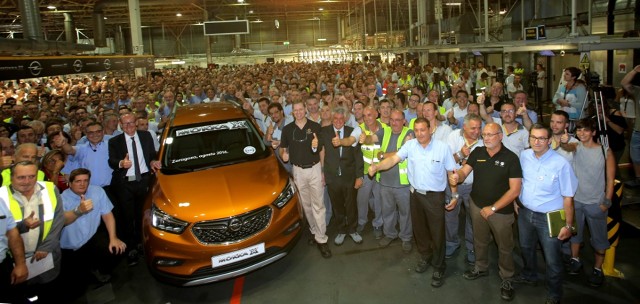 Opell Mokka X
Po premierze diesli 1.6 CDTI o mocy 110 i 136 KM, ofertę silników przeznaczonych dla Mokki rozszerzono o nową jednostkę benzynową 1.4 Direct Injection Turbo 152 KM znaną z Astry V.
Fot. Opel Opell Mokka X
Po premierze diesli 1.6 CDTI o mocy 110 i 136 KM, ofertę silników przeznaczonych dla Mokki rozszerzono o nową jednostkę benzynową 1.4 Direct Injection Turbo 152 KM znaną z Astry V.
Fot. Opel