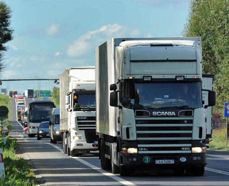 Ciężarówki niszczą drogi, bo służby ich nie pilnują - alarmuje NIK Ciężarówki niszczą drogi, bo służby ich nie pilnują - alarmuje NIK