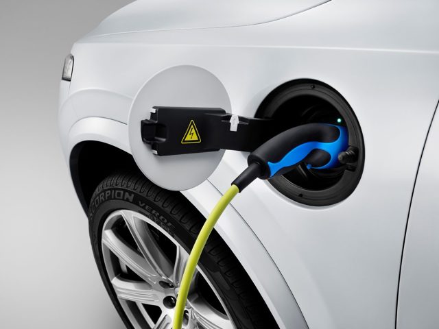 Elektryczne Volvo trafi do sprzedaży w 2019 roku i będzie eksportowane z Chin na cały świat. Decyzja, by produkcję elektrycznych Volvo ulokować w Państwie Środka, nie jest przypadkowa. Chiny mają stać się dla Volvo centralnym ośrodkiem produkcyjnym zelektryfikowanych aut.
Fot. Volvo Elektryczne Volvo trafi do sprzedaży w 2019 roku i będzie eksportowane z Chin na cały świat. Decyzja, by produkcję elektrycznych Volvo ulokować w Państwie Środka, nie jest przypadkowa. Chiny mają stać się dla Volvo centralnym ośrodkiem produkcyjnym zelektryfikowanych aut.
Fot. Volvo