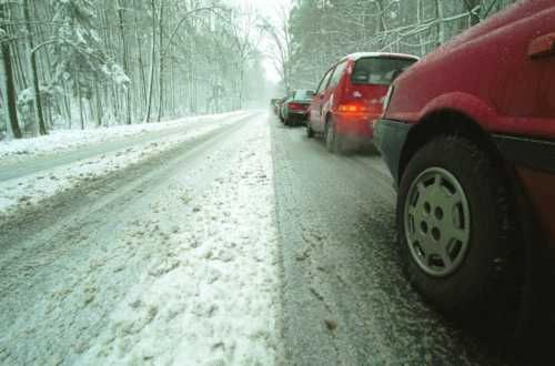 Fot. Przemysław Świderski: Opony zimowe zwiększają bezpieczeństwo podróżowania przy niskich temperaturach i w trudnych warunkach zimowych. Fot. Przemysław Świderski: Opony zimowe zwiększają bezpieczeństwo podróżowania przy niskich temperaturach i w trudnych warunkach zimowych.