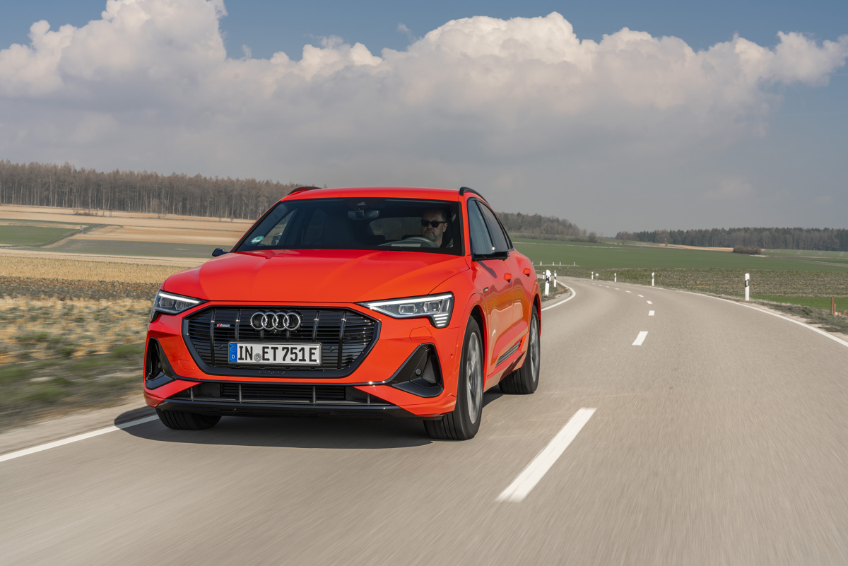Audi e-tron Sportbac
Audi e-tron Sportback to SUV coupé oferujący nawet 300 kW mocy i zasięg do 442 kilometrów na jednym ładowaniu akumulatora.
Fot. Audi Audi e-tron Sportbac
Audi e-tron Sportback to SUV coupé oferujący nawet 300 kW mocy i zasięg do 442 kilometrów na jednym ładowaniu akumulatora.
Fot. Audi