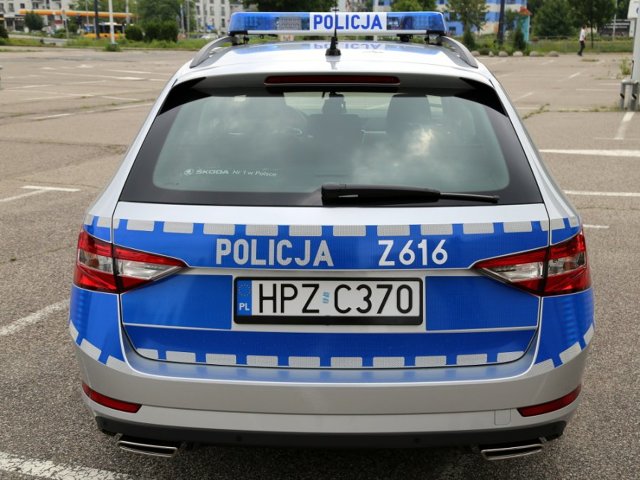 Policjanci z Wydziału Ruchu Drogowego Komendy Stołecznej Policji rozpoczęli przygotowania do wakacji na drogach. W walce z kierowcami łamiącymi przepisy mają pomóc nowe radiowozy, które kilka dni temu trafiły do komendy stołecznej.
Fot. Policja.pl Policjanci z Wydziału Ruchu Drogowego Komendy Stołecznej Policji rozpoczęli przygotowania do wakacji na drogach. W walce z kierowcami łamiącymi przepisy mają pomóc nowe radiowozy, które kilka dni temu trafiły do komendy stołecznej.
Fot. Policja.pl