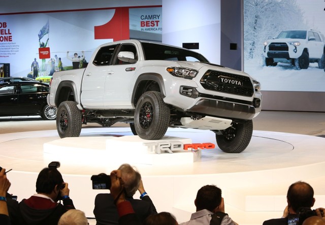 Podczas Chicago Auto Show Toyota zaprezentowała najnowszy terenowy pickup z rodziny TRD Pro Series – model Tacoma TRD Pro, fabrycznie przygotowany do jazdy w najtrudniejszym terenie przez ekspertów Toyota Racing Development (TRD) / Fot. Toyota Podczas Chicago Auto Show Toyota zaprezentowała najnowszy terenowy pickup z rodziny TRD Pro Series – model Tacoma TRD Pro, fabrycznie przygotowany do jazdy w najtrudniejszym terenie przez ekspertów Toyota Racing Development (TRD) / Fot. Toyota