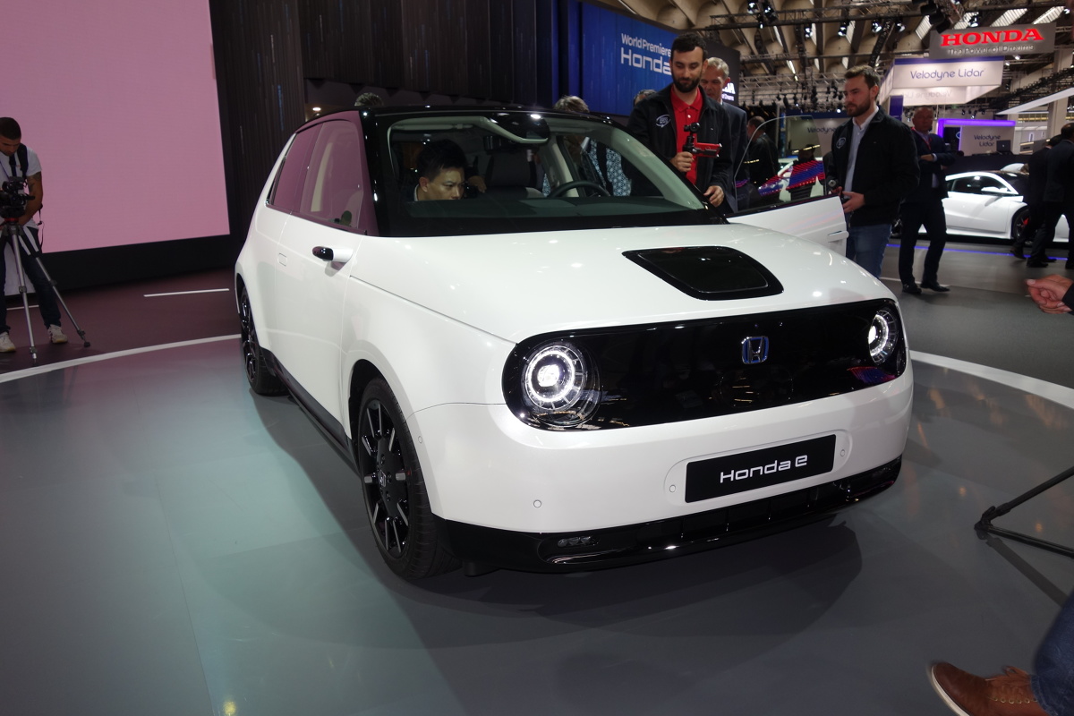 Honda E
Honda e jest wyposażona w silnik elektryczny, dostępny w dwóch wariantach mocy maksymalnej: 100 kW (136 KM)* lub 113 kW (154 KM)*, generujący moment obrotowy 315 Nm*. Akumulator o pojemności 35,5 kWh jest jednym z najmniejszych w swojej klasie, ale po pełnym ładowaniu zapewnia zasięg do 220 km*. Istnieje też możliwość szybkiego ładowania baterii do 80% pojemności w 30 minut*. Napęd trafia na tylne koła, a prędkość 100 km/h osiągamy po około 8 sekundach*.
*Wewnętrzne dane firmy Honda
Fot. Ryszard M. Perczak Honda E
Honda e jest wyposażona w silnik elektryczny, dostępny w dwóch wariantach mocy maksymalnej: 100 kW (136 KM)* lub 113 kW (154 KM)*, generujący moment obrotowy 315 Nm*. Akumulator o pojemności 35,5 kWh jest jednym z najmniejszych w swojej klasie, ale po pełnym ładowaniu zapewnia zasięg do 220 km*. Istnieje też możliwość szybkiego ładowania baterii do 80% pojemności w 30 minut*. Napęd trafia na tylne koła, a prędkość 100 km/h osiągamy po około 8 sekundach*.
*Wewnętrzne dane firmy Honda
Fot. Ryszard M. Perczak