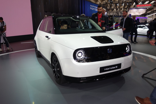 Honda E
Honda e jest wyposażona w silnik elektryczny, dostępny w dwóch wariantach mocy maksymalnej: 100 kW (136 KM)* lub 113 kW (154 KM)*, generujący moment obrotowy 315 Nm*. Akumulator o pojemności 35,5 kWh jest jednym z najmniejszych w swojej klasie, ale po pełnym ładowaniu zapewnia zasięg do 220 km*. Istnieje też możliwość szybkiego ładowania baterii do 80% pojemności w 30 minut*. Napęd trafia na tylne koła, a prędkość 100 km/h osiągamy po około 8 sekundach*.
*Wewnętrzne dane firmy Honda
Fot. Ryszard M. Perczak Honda E
Honda e jest wyposażona w silnik elektryczny, dostępny w dwóch wariantach mocy maksymalnej: 100 kW (136 KM)* lub 113 kW (154 KM)*, generujący moment obrotowy 315 Nm*. Akumulator o pojemności 35,5 kWh jest jednym z najmniejszych w swojej klasie, ale po pełnym ładowaniu zapewnia zasięg do 220 km*. Istnieje też możliwość szybkiego ładowania baterii do 80% pojemności w 30 minut*. Napęd trafia na tylne koła, a prędkość 100 km/h osiągamy po około 8 sekundach*.
*Wewnętrzne dane firmy Honda
Fot. Ryszard M. Perczak