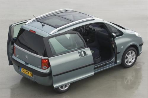 Fot. Peugeot: Przesuwane i elektrycznie sterowane drzwi Peugeota 1007. Fot. Peugeot: Przesuwane i elektrycznie sterowane drzwi Peugeota 1007.