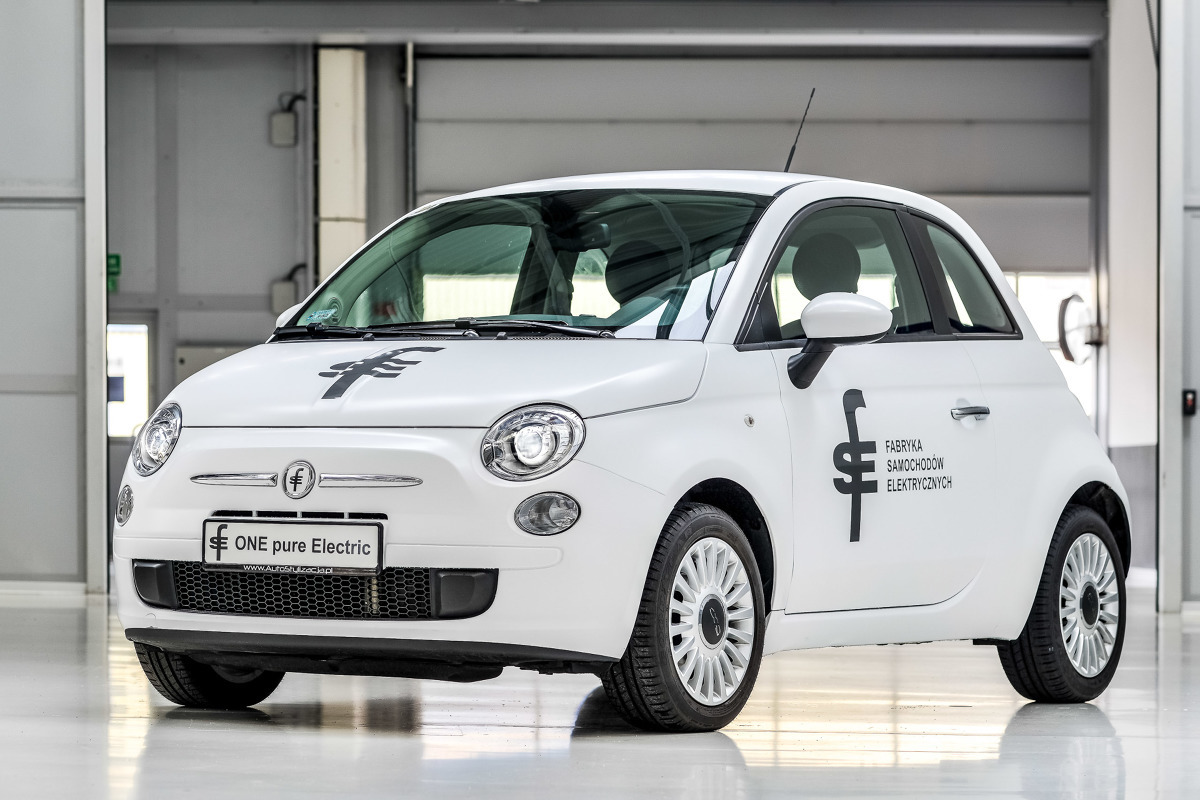 FSE 01
Zarówno płyta podłogowa jak i nadwozia auta produkowane jest w Tychach. Bazą do powstania nowości jest bowiem Fiat 500. Finalny montaż odbywa się w Bielsku-Białej. Silnik elektryczny o mocy 45 KM ma umożliwić pokonanie dystansu około 100 km na jednym ładowaniu, natomiast prędkość maksymalna ma wynosić 135 km/h. Naładowanie pojazdu ze zwykłego garażowego gniazdka potrwa około 6 godzin.
fot. FSE FSE 01
Zarówno płyta podłogowa jak i nadwozia auta produkowane jest w Tychach. Bazą do powstania nowości jest bowiem Fiat 500. Finalny montaż odbywa się w Bielsku-Białej. Silnik elektryczny o mocy 45 KM ma umożliwić pokonanie dystansu około 100 km na jednym ładowaniu, natomiast prędkość maksymalna ma wynosić 135 km/h. Naładowanie pojazdu ze zwykłego garażowego gniazdka potrwa około 6 godzin.
fot. FSE
