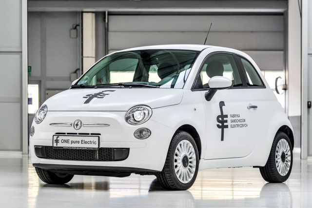 FSE 01
Zarówno płyta podłogowa jak i nadwozia auta produkowane jest w Tychach. Bazą do powstania nowości jest bowiem Fiat 500. Finalny montaż odbywa się w Bielsku-Białej. Silnik elektryczny o mocy 45 KM ma umożliwić pokonanie dystansu około 100 km na jednym ładowaniu, natomiast prędkość maksymalna ma wynosić 135 km/h. Naładowanie pojazdu ze zwykłego garażowego gniazdka potrwa około 6 godzin.
fot. FSE FSE 01
Zarówno płyta podłogowa jak i nadwozia auta produkowane jest w Tychach. Bazą do powstania nowości jest bowiem Fiat 500. Finalny montaż odbywa się w Bielsku-Białej. Silnik elektryczny o mocy 45 KM ma umożliwić pokonanie dystansu około 100 km na jednym ładowaniu, natomiast prędkość maksymalna ma wynosić 135 km/h. Naładowanie pojazdu ze zwykłego garażowego gniazdka potrwa około 6 godzin.
fot. FSE