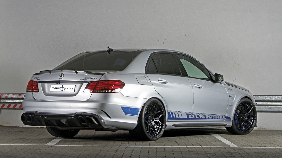 Mercedes E63 Posaidon RS850+
Wszystkie elementy agresywnego body kitu wykonano z karbonu. Warto dodać, że aby zredukować masę auta, postanowiono zdemontować tylną kanapę.
Fot. Posaidon Mercedes E63 Posaidon RS850+
Wszystkie elementy agresywnego body kitu wykonano z karbonu. Warto dodać, że aby zredukować masę auta, postanowiono zdemontować tylną kanapę.
Fot. Posaidon