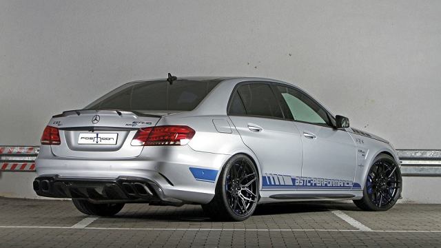Mercedes E63 Posaidon RS850+
Wszystkie elementy agresywnego body kitu wykonano z karbonu. Warto dodać, że aby zredukować masę auta, postanowiono zdemontować tylną kanapę.
Fot. Posaidon Mercedes E63 Posaidon RS850+
Wszystkie elementy agresywnego body kitu wykonano z karbonu. Warto dodać, że aby zredukować masę auta, postanowiono zdemontować tylną kanapę.
Fot. Posaidon