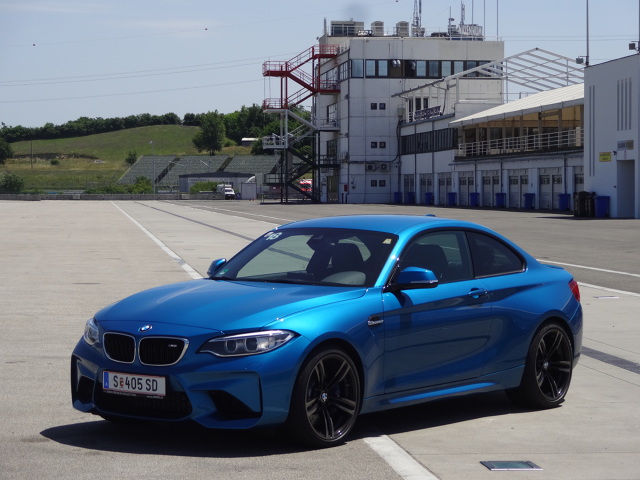 BMW M2 Coupe
W porównaniu do podstawowej „dwójki”, auto jest nieco szersze - z przodu rozstaw kół wzrósł o 64 mm, a z tyłu o 71 mm, ale wizualnie wersja M niewiele różni się od „cywilnej”.
Fot. Tomasz Szmandra BMW M2 Coupe
W porównaniu do podstawowej „dwójki”, auto jest nieco szersze - z przodu rozstaw kół wzrósł o 64 mm, a z tyłu o 71 mm, ale wizualnie wersja M niewiele różni się od „cywilnej”.
Fot. Tomasz Szmandra