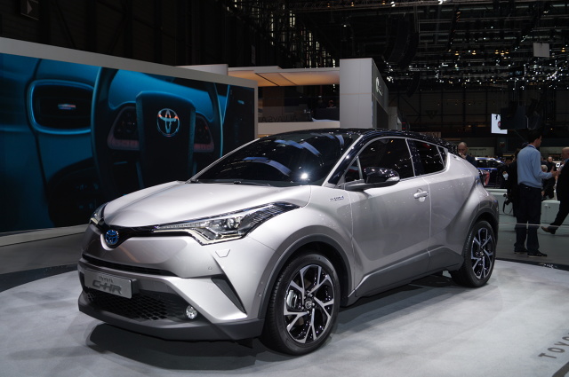 Toyota CH-R
Nowy hybrydowy układ napędowy, który C-HR dzieli z nowym Priusem, zapewnia moc 122 KM. Toyota C-HR jest też dostępna z nowym silnikiem 1.2 Turbo o mocy 116 KM (85 kW), który zadebiutował w modelu Auris.
Fot. Tomasz Szmandra Toyota CH-R
Nowy hybrydowy układ napędowy, który C-HR dzieli z nowym Priusem, zapewnia moc 122 KM. Toyota C-HR jest też dostępna z nowym silnikiem 1.2 Turbo o mocy 116 KM (85 kW), który zadebiutował w modelu Auris.
Fot. Tomasz Szmandra