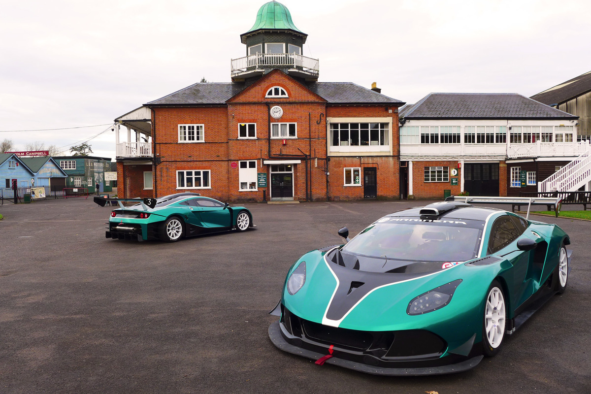 Arrinera Hussarya GT
Arrinera Hussarya GT została wyceniona na 229 000 dolarów, do czego należy doliczyć obligatoryjny pakiet zapasowych podzespołów za 69 000 dolarów. Oznacza to, że za auto trzeba zapłacić minimum 1,24 mln zł.
Fot Arrinera Arrinera Hussarya GT
Arrinera Hussarya GT została wyceniona na 229 000 dolarów, do czego należy doliczyć obligatoryjny pakiet zapasowych podzespołów za 69 000 dolarów. Oznacza to, że za auto trzeba zapłacić minimum 1,24 mln zł.
Fot Arrinera