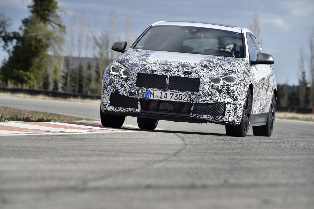 BMW Serii 1
Na torze testowym BMW w Miramas w południowej Francji trwają obecnie jazdy testowe zamaskowanych przedseryjnych BMW serii 1 trzeciej generacji. Auto ma posiadać napęd na przód.
Fot. BMW BMW Serii 1
Na torze testowym BMW w Miramas w południowej Francji trwają obecnie jazdy testowe zamaskowanych przedseryjnych BMW serii 1 trzeciej generacji. Auto ma posiadać napęd na przód.
Fot. BMW