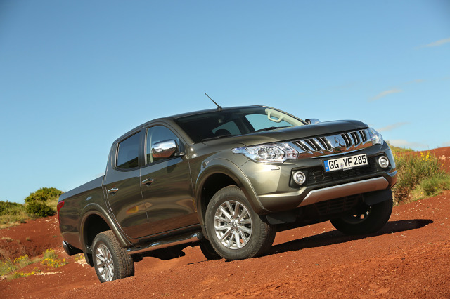 Mitsubishi L200
Nowy model już w standardzie dostępny z napędem na 4 koła, jest oferowany w 4 opcjach wyposażenia, z dwoma silnikami, 2 rodzajami skrzyni biegów i w 2 wersjach nadwozia i 8 kolorach a ceny tego pojazdu zaczynają się od 109 990 zł.
Fot. Mitsubishi Mitsubishi L200
Nowy model już w standardzie dostępny z napędem na 4 koła, jest oferowany w 4 opcjach wyposażenia, z dwoma silnikami, 2 rodzajami skrzyni biegów i w 2 wersjach nadwozia i 8 kolorach a ceny tego pojazdu zaczynają się od 109 990 zł.
Fot. Mitsubishi
