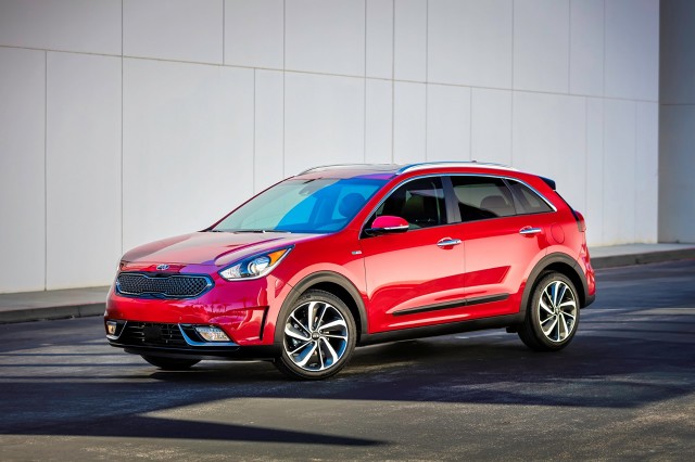 Auto w salonach sprzedaży pojawi się w pierwszej połowie 2016 roku, a w przyszłości oferowany ma być również wariant plug-in hybrid / Fot. Kia Auto w salonach sprzedaży pojawi się w pierwszej połowie 2016 roku, a w przyszłości oferowany ma być również wariant plug-in hybrid / Fot. Kia