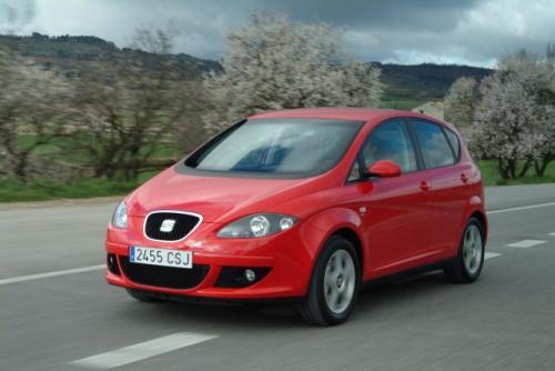 Seat Altea lansowany jest jako sportowy minivan, o czym ma świadczyć kształt nadwozia. Sportowe możliwości pojazdu napędzanego benzynowym silnikiem 1,6 l /102 KM są dość problematyczne. Seat Altea lansowany jest jako sportowy minivan, o czym ma świadczyć kształt nadwozia. Sportowe możliwości pojazdu napędzanego benzynowym silnikiem 1,6 l /102 KM są dość problematyczne.