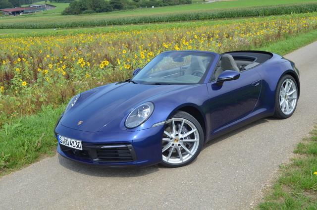 W sprzedaży jest już ósma generacja tego modelu. Najpierw zadebiutowały droższe warianty Carrera S i 4S. Teraz przyszła kolej na podstawową wersję Carrera z nadwoziem coupé i kabriolet. Na razie tylko z tylnym napędem, odmiana 4x4 dołączy później.
Fot. Michał Kij W sprzedaży jest już ósma generacja tego modelu. Najpierw zadebiutowały droższe warianty Carrera S i 4S. Teraz przyszła kolej na podstawową wersję Carrera z nadwoziem coupé i kabriolet. Na razie tylko z tylnym napędem, odmiana 4x4 dołączy później.
Fot. Michał Kij